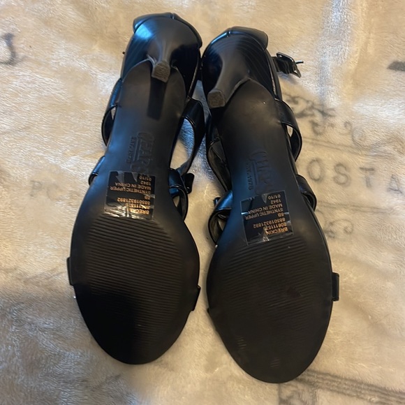 Womens black heels size 8 B - Picture 4 of 4